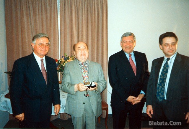 Министр культуры РФ приехал на 80-летие певца, чтобы вручить медаль. Слева направо: Посол Павел Лядов, Михаил Александрович, министр Евгений Сидоров и Леонид Махлис. Мюнхен, июль 1994