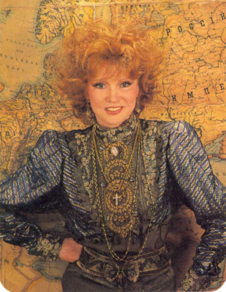 Людмила Гурченко у карты Российской империи