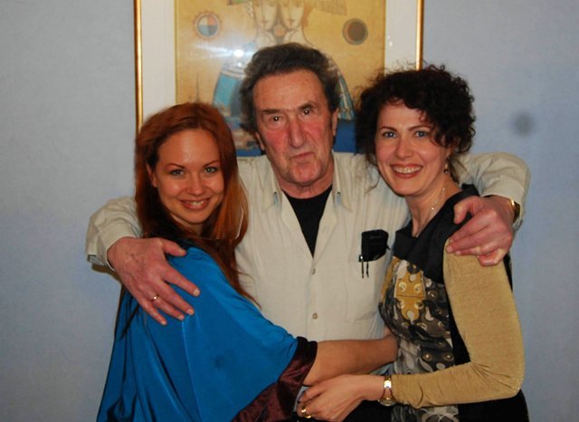 Игорь Губерман с девушками