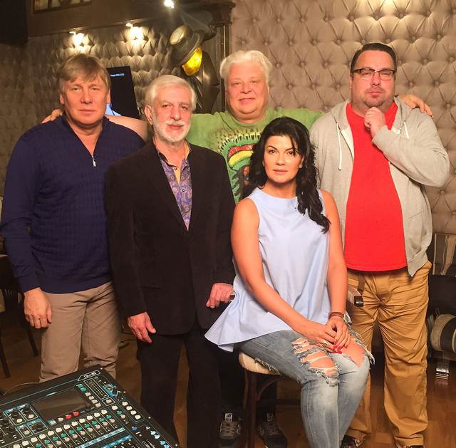 Продюсеры проекта «Русская песня» Аркадий Беловский и Владимир Хозяенко, Ефрем Амирамов, директор певца Виктория Воропай, ведущий программы Алексей Адамов