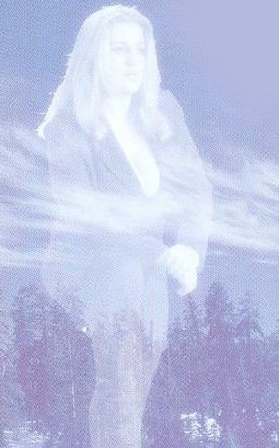 Катя Огонек в синем на фоне леса