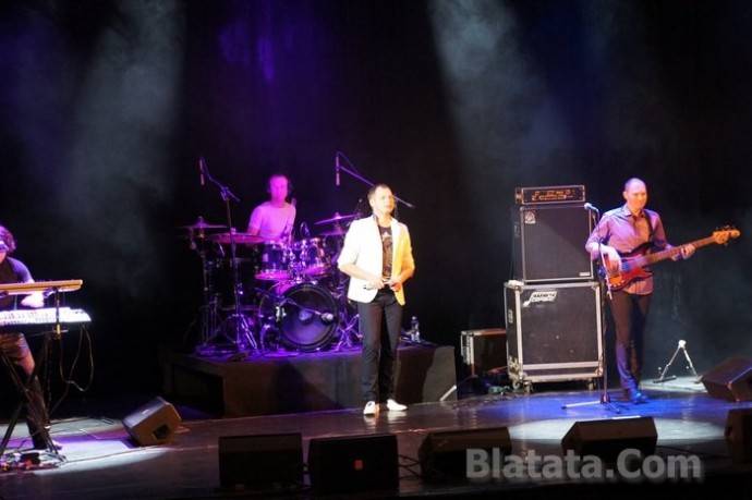 Алексей Брянцев с микрофоном на сцене