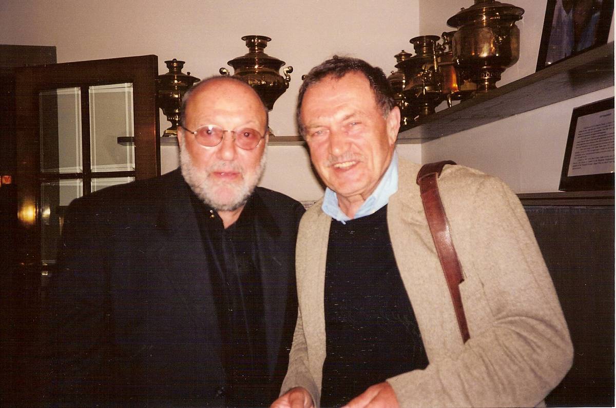 В знаменитом ресторане Русский самовар на Манхэттане Михаил Гулько с Василием Аксеновым