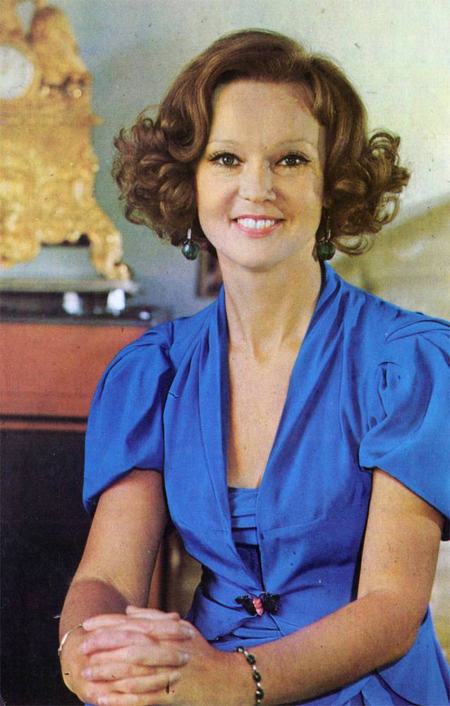 Людмила Гурченко улыбается