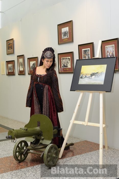 Девушка и пулемет Максим