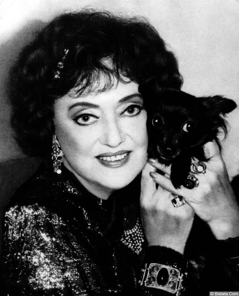 Алла Баянова с собачкой