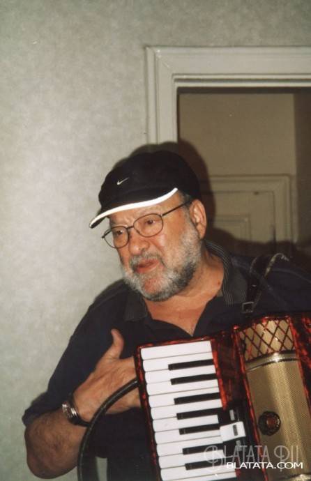 Михаил Гулько с аккордеоном