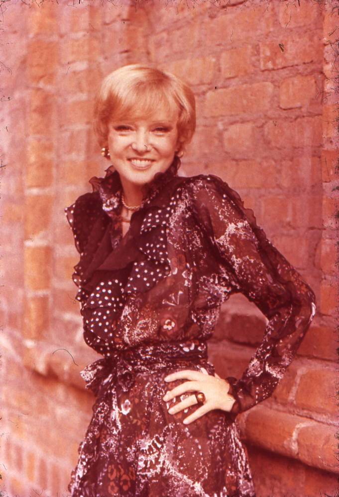 Людмила Гурченко у стены