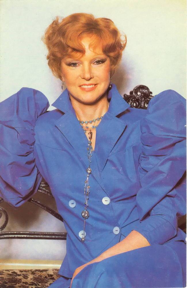 Людмила Гурченко на лавочке