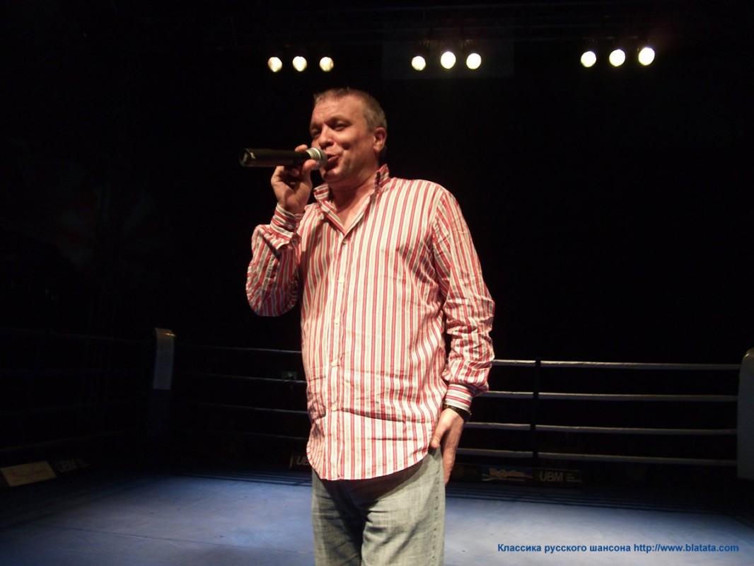 Александр Дюмин на ринге поёт