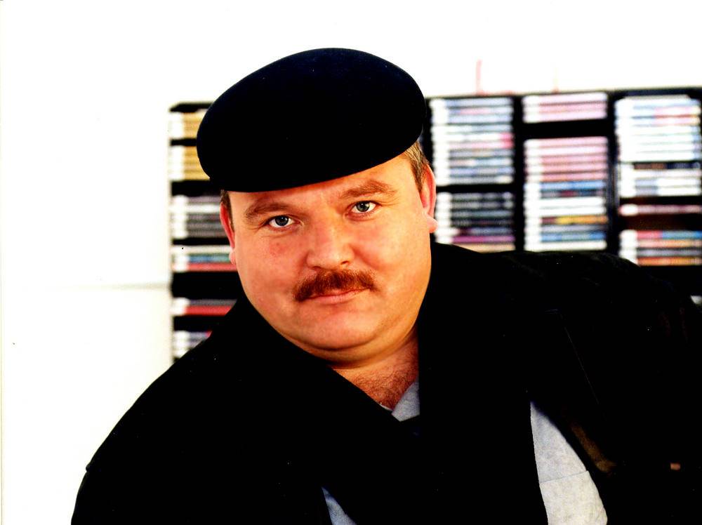 Михаил Круг на фоне CD