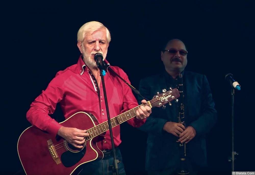 Еврем Амирамов с гитарой